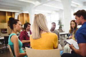 En grupp anställda som sitter i en ring