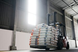 Truck som staplar varor